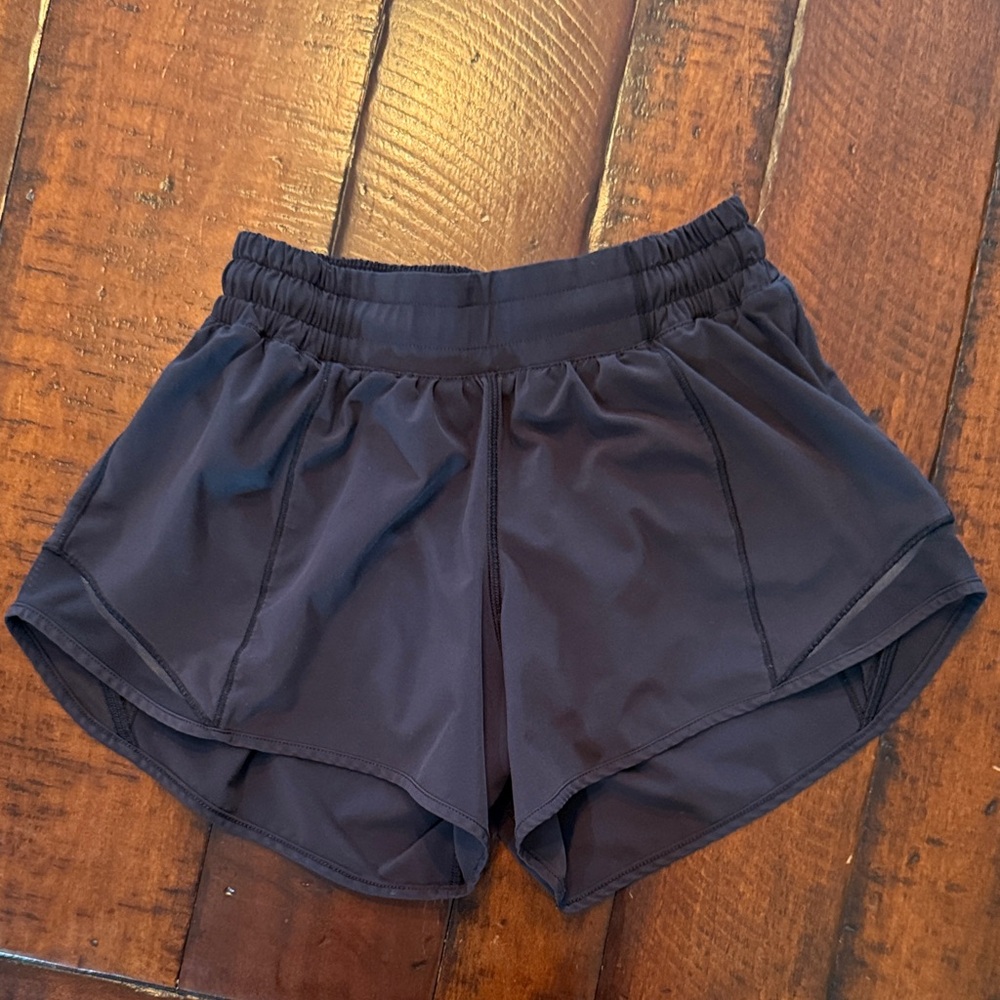 Women's Black Lululemon Hotty Hot 2.5” Shorts